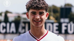 Hugo Poveda lateral izquierdo Valencia CF entrenamiento Ciudad Deportiva Paterna