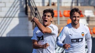 Víctor Júnior, mediapunta del Valencia CF, durante un entrenamiento del filial