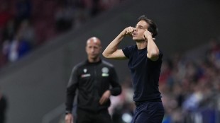 Iñigo Pérez durante un partido dirigiendo al Rayo Vallecano desde el banquillo
