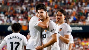 Guido Rodríguez entrenando con el Valencia CF en Paterna durante la pretemporada