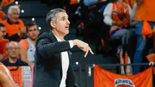 Rubén Burgos dirigiendo al Valencia Basket desde el banquillo en La Fonteta