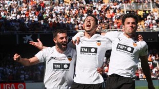Guido Rodríguez durante un entrenamiento con el Valencia CF en la Ciudad Deportiva
