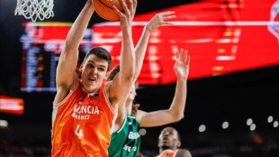 Jugadores del Valencia Basket celebran la victoria ante Joventut en el Roig Arena