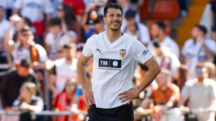 Guido Rodríguez posa como nuevo jugador del Valencia CF en Mestalla
