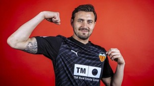 Dimitrievski celebra una parada decisiva en Mestalla con Valencia CF
