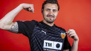 Dimitrievski durante un entrenamiento del Valencia CF en la Ciudad Deportiva