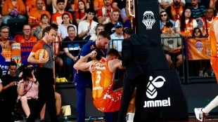Nate Reuvers se lesiona en el tobillo en semifinales
