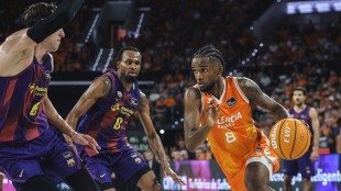 Jean Montero anota en el Palau Blaugrana durante el Juego 3 de las Finales Liga Endesa