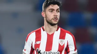 Unai Núñez en acción como defensa central con el Valencia CF en Mestalla