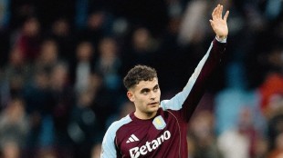 Andrés García lateral derecho Aston Villa posando con camiseta del club inglés