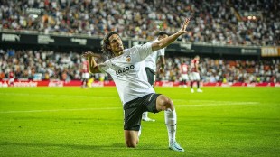 Edinson Cavani celebra un gol con la camiseta del Valencia CF en Mestalla