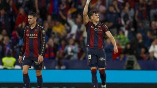 Carlos Espí celebra un gol con el Levante UD en La Cartuja
