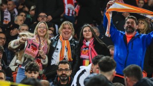 Aficionados del Valencia CF en las gradas de Mestalla durante un partido