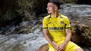 El Villarreal presenta su nueva camiseta con franja azul lateral