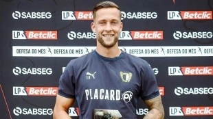 De Haas ficha por el Valencia CF como central hasta 2026