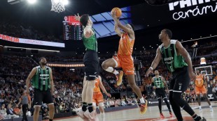 Valencia Basket jugadores celebrando victoria ante Joventut en Roig Arena
