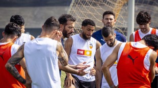 Alberto Corberán dirige un entrenamiento del Valencia CF en pretemporada
