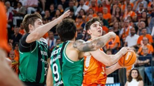 Sergio de Larrea celebra una canasta decisiva con Valencia Basket