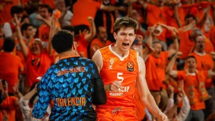 Sergio de Larrea con Valencia Basket durante partido de Liga Endesa 2025