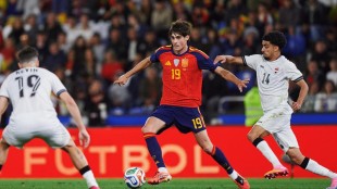 Javi Guerra disputa un balón durante un partido del Valencia CF en Mestalla