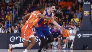 Jugadores de Valencia Basket celebran canasta en la final ACB 2026