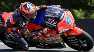 Iván Ortolá gana en Moto2 y logra su primera victoria