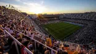 Estadio Mestalla del Valencia CF con aficionados che en las gradas