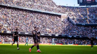 Aficionados del Valencia CF en las gradas de Mestalla protestando
