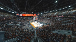 Valencia Basket jugadores calentando en Roig Arena antes del partido