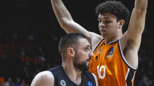 Jorge Carot con uniforme Valencia Basket durante partido Eurocup