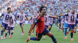 Ferran Torres levantando trofeo mundial con bandera España en MetLife Stadium
