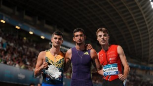 Quique Llopis saltando valla Campeonato España atletismo Málaga