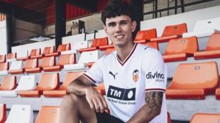 Rubén Muñoz, lateral izquierdo del Valencia CF, en acción defensiva