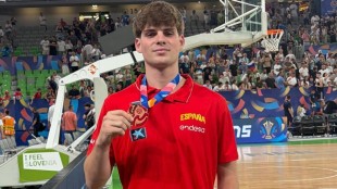 Álex Blanco celebra la medalla de bronce en el EuroBasket U20M con España