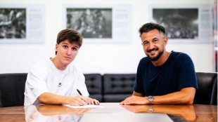 Javier Alonso, nuevo delantero del Levante UD, posa con la camiseta