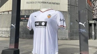 Valencia CF viste Mestalla con su nueva camiseta 2026/27