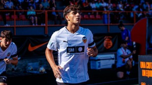 Víctor Júnior, delantero del Valencia CF, en acción con el Mestalla