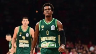 TJ Shorts, nuevo base del Valencia Basket, en acción con uniforme taronja