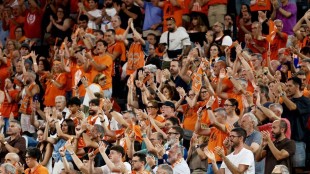Aficionados del Valencia Basket en el Roig Arena durante partido de temporada