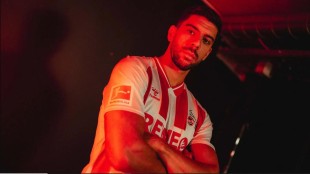 Cenk Özkacar con la camiseta del Valencia CF en el Mestalla