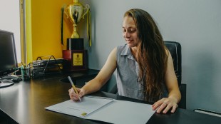 Camila Sáez, defensa chilena del Valencia CF Femenino, en acción defensiva