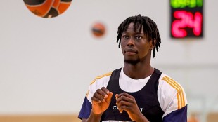 Eli Ndiaye en acción con el Real Madrid en un partido de Euroliga