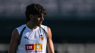 Javi Guerra arranca la pretemporada del Valencia con ambición de cambio