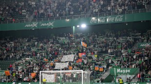 Aficionados del Elche CF en la Grada de Animación del Martínez Valero