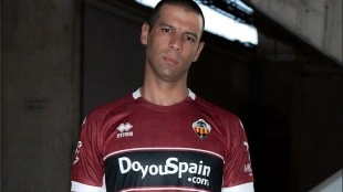 CD Castellón presenta su segunda equipación granate para 2026-27