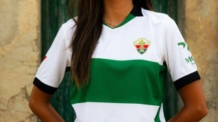 Elche CF presenta su nueva camiseta con la franja verde como protagonista