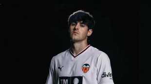 Javi Guerra en acción con el Valencia CF durante encuentro liguero