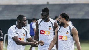Valencia CF entrena en la Ciudad Deportiva de Paterna antes de viajar a Inglaterra