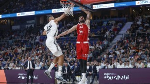 Nikola Mirotic en acción durante partido de Euroliga con AS Monaco