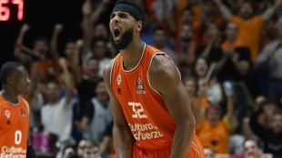 Brandon Davies en acción con la camiseta del Valencia Basket 2023-24
